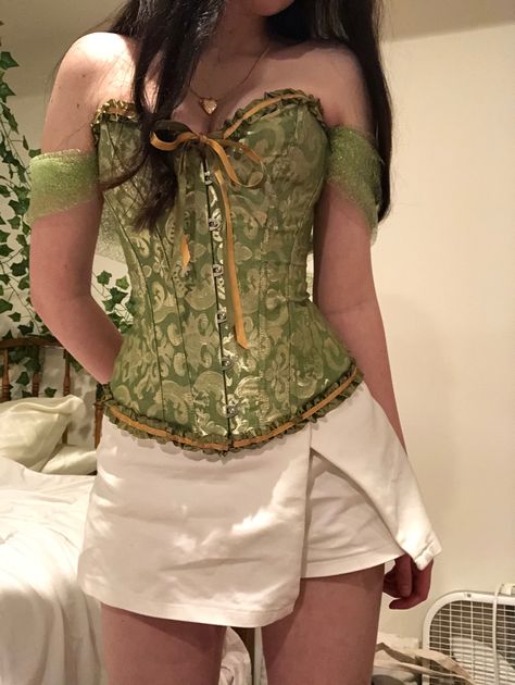 Green Corset Aesthetic, Green Glamour Outfit, Corset Outfit Green, Gold And Green Outfit, Green Gold Outfit, Green Corsets, Green Corset Outfit, Green Gold Aesthetic, Green And Gold Outfit