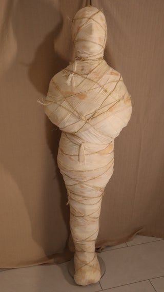 Mummy Shirt Diy, Diy Mummy Prop, Paper Mache Mummy, How To Make A Mummy Projects, Mummy Decorations Diy, Mummy Diy Decoration, Mummy Party Ideas, Diy Mummy Decorations, Mummy Trunk Or Treat