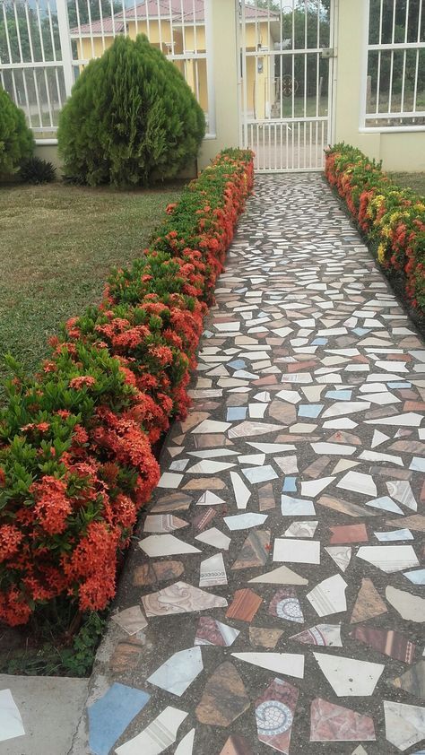 Camino de Ixoras... Garden Decoration Ideas, Walkways Paths, Path Ideas, Garden Tiles, Backyard Designs, Garden Floor, Mosaic Tile Art, New Garden, Diy Tile