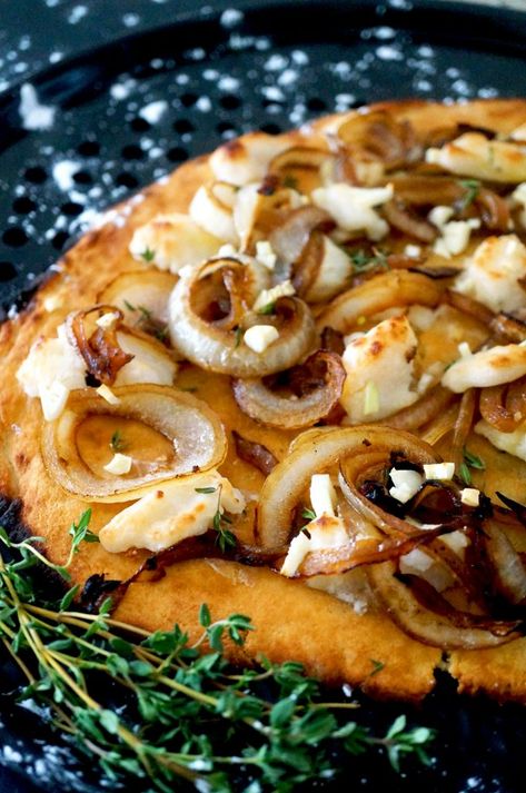 Dairy-free, grain-free Caramelized Onion & “Ricotta” Pizza – from my new ebook Enthused! If you follow me … Aip Pizza, Salmon Flatbread, Caramelized Onion Pizza, Ricotta Pizza, Paleo Pizza, Aip Paleo Recipes, Anti Oxidant Foods, Pumpkin Cranberry, Salad With Sweet Potato