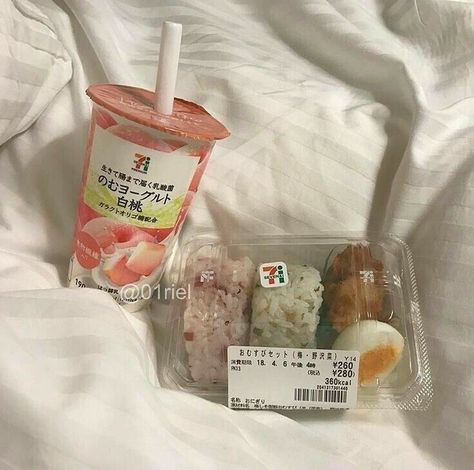 Snacks Japonais, Asian Snacks, Think Food, Japanese Snacks, Kawaii Food, Japan Food, Food Obsession, Cafe Food, Food Store