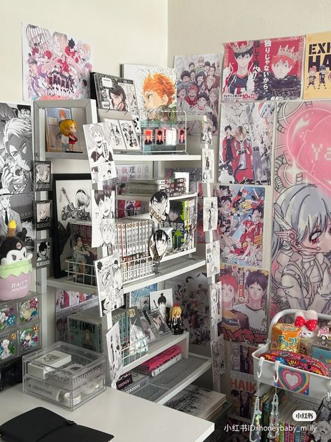 Desk Ideas Shelves, Manhwa Room Decor, Desk Anime Aesthetic, Aesthetic Anime Room Ideas, Anime Desk Decor, Magical Bookstore, Birch Desk, Otaku Room Aesthetic, Manga Room