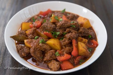 Mechadong Baka Recipe - Panlasang Pinoy Mechado Recipe Beef Panlasang Pinoy, Filipino Merienda Ideas, Mechado Recipe Filipino Food, Beef Menudo Recipe, Kapampangan Food, Beef Mechado Filipino, Mechado Recipe, Filipino Beef Stew, Beef Mechado