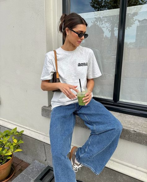 Tshirt Outfit Ideas Women, Outfit With Oversized Tshirt, Large Shirt Outfit, Tshirt And Jeans Outfit, Blue Denim Jeans Outfit, Oversized Tshirt Outfit, White Tees Outfit, Oversize Tshirt Outfits, Spring Summer Capsule Wardrobe