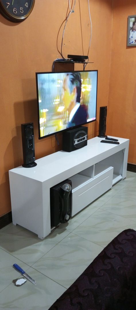 Tv Unit With Woofer Space, Tv Unit Table Design, Tv Stand Ideas Small Spaces, Tv Showcase Design Furniture, Showcase Design Furniture, T.v Unit Design, Tv Showcase Design, Minimalist Tv Stand, Tv Stand Modern Design