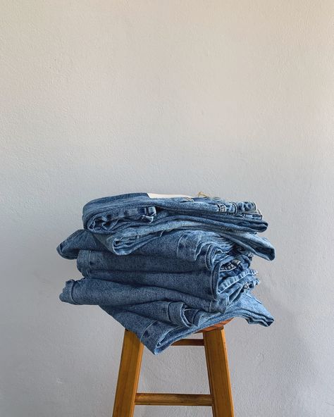 Jeans ✨✨✨ Denim Aesthetic Photography, Flat Lay Photography Clothing, Denim Photography, Flatlay Clothes, Denim Photoshoot, Denim Aesthetic, Jeans Aesthetic, Fashion Magazine Layout, Denim Flats