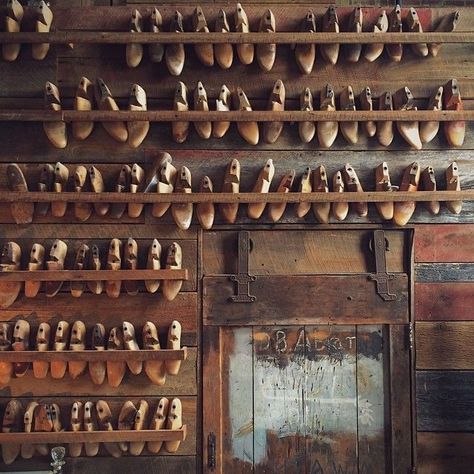 Shoe Cobbler, Shoe Store Design, Shoe Repair Shop, Shoe Molding, Collections Of Objects, Elderly Home, Wood Shoes, Shoe Last, Wooden Shoes