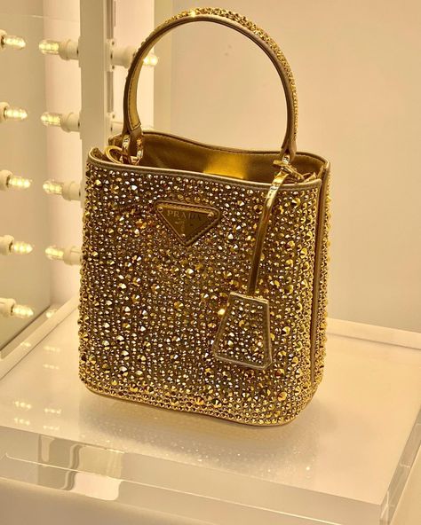 Gold Bags, Expensive Bag, Luxury Bags Collection, Driving Photography, Beaded Jewelry Tutorials, Gold Bag, Prada Bags, Abayas Fashion, Jewelry Tutorials