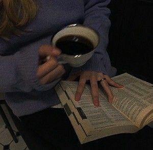 Aesthetic Coffee, Reading A Book, Coffee And Books, Cup Of Coffee, Book Aesthetic, Hands On, A Book, Coffee Cup, A Woman