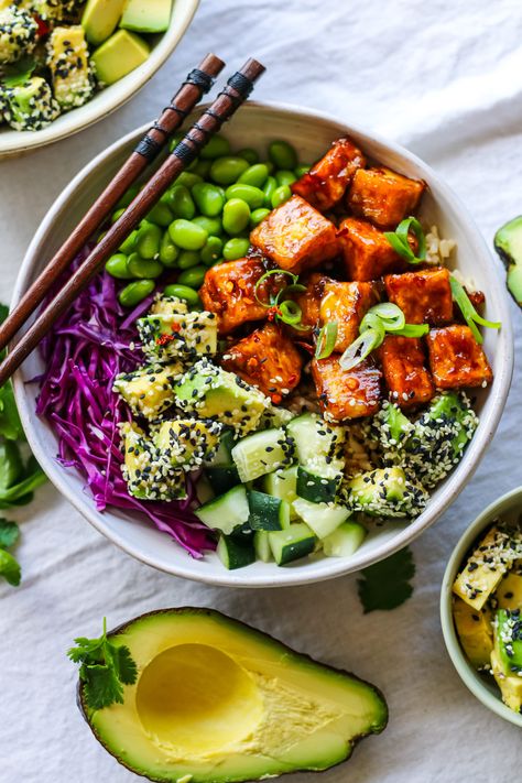 Tofu Sesame, Uni Meals, Avocado Rice, Bowls Recipes, Poke Bowl Recipe, Avocado Bowl, Teriyaki Tofu, Healthy Bowls Recipes, Tofu Salad