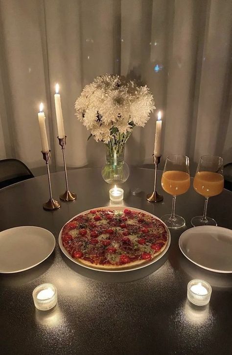 Valentines Dinner Set Up For Two, Candle Light Dinner At Home, Romantic Dinner Table Setting, Candle Light Dinner Ideas, Candle Night Dinner, Romantic Home Dates, Romantic Dinner Tables, Romantic Dinner Setting, Romantic Dinner Decoration