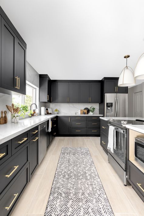 Modern Coastal Kitchen, Modern Black Kitchen, Light Floors, Kabinet Dapur, Cabinets White, Transitional Decor Kitchen, Black Kitchen Cabinets, White Appliances, Appliances Kitchen