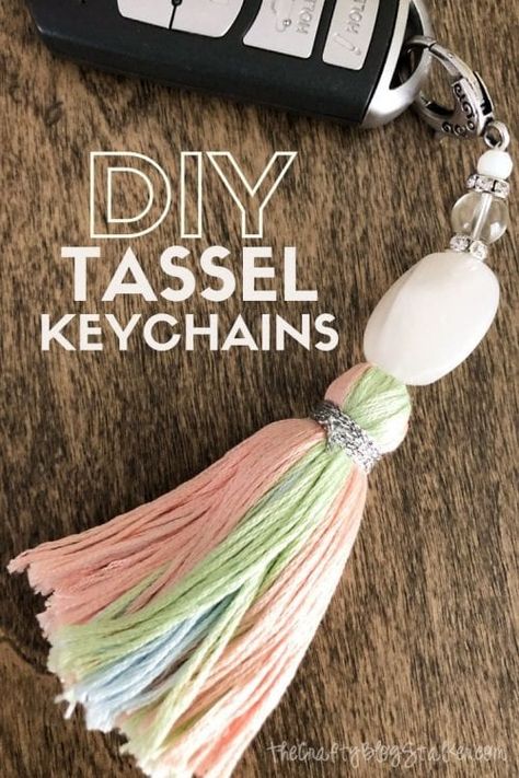 How to Make a DIY Tassel Keychain | The Crafty Blog Stalker Diy Tassel Keychain, Tassel Keychain Diy, How To Make Keychains, Keyring Craft, Diy Keychains, Tassel Crafts, Keychain Craft, Boho Keychain, Tassel Keyring