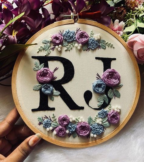 R Letter Embroidery Designs, Hand Embroidery Hoop Designs, Pregnancy Embroidery, Hand Embroidery Letters, Modern Hand Embroidery Patterns, Embroidery Hoop Art Diy, Hand Embroidery Patterns Free, Embroidery Frame, Simple Hand Embroidery Patterns