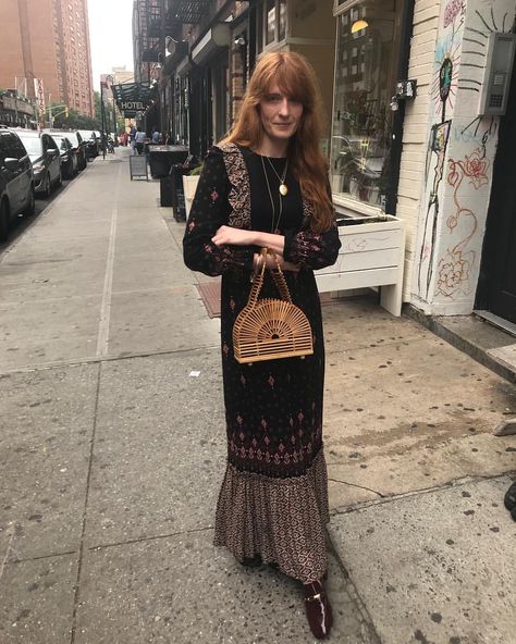 Florence Style, Florence Welch Style, Performance Outfits, Oufits Casual, Florence Welch, Style Watch, Style Crush, Dakota Johnson, Midi Dresses