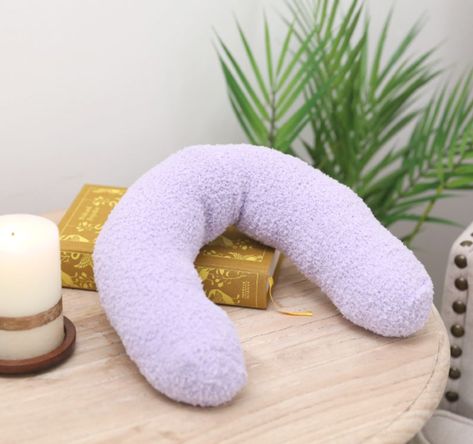 Create the softest neck pillow out of socks Diy Neck Pillow, Flax Seed Heating Pad, Diy Eye Mask, Best Neck Pillow, Sewing Journal, Cuddle Duds, Rice Heating Pads, Take A Rest, Neck Pillows