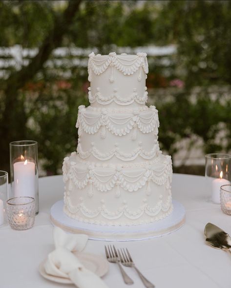 Simple Elegant Wedding Cakes 2 Tier, Modern Classic Wedding Cake, Wedding Cake Timeless, Wedding Cake Inspo Simple, Wedding Cakes Green And Gold, Regal Wedding Cake, Classic White Wedding Cake, Old Money Weddings, Cescaphe Cakes