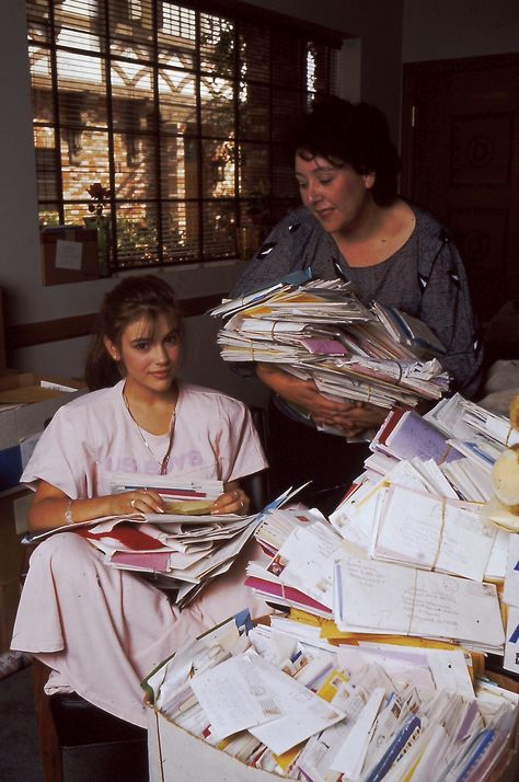 Alyssa with an assistant helping to sort Alyssa's many thousands of fan letters received. Believed to be sometime in 1987... Sienna Core, Alyssa Milano Young, Alisa Milano, Girly 90s, Degrassi Junior High, Who's The Boss, My Name Is Earl, 90s Tv Shows, Retro Fashion Outfits