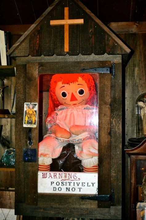 Annabelle: The Haunted Doll In the 1970's a mother strolling along the street walked into a hobby store, and purchased a large Raggedy-Anne doll as a present for her daughter's birthday. Thus begins one of the most unusual cases of a possessed object on record. Annabelle's antics were so bad, she is now locked inside a protective glass case in an occult museum to keep her at bay. Real Annabelle Doll, Ed And Lorraine Warren, Ed And Lorraine, Ed E Lorraine Warren, Haunted Objects, Annabelle Doll, Lorraine Warren, Unexplained Phenomena, Creepy Facts