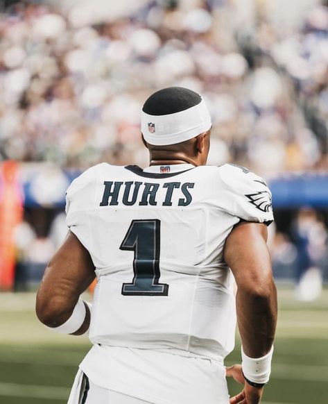 Jalen Hurts 'Em | Keep The Main Thing, The Main Thing... Hard Photos, Devonta Smith, Philly Eagles, Hard Photo, Philadelphia Eagles Football, Philadelphia Sports, Beard Fade, Odell Beckham, Jalen Hurts