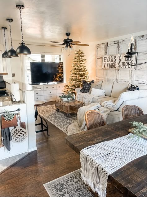 Nature Themed Living Room Decor, Double Wide Living Room Ideas, Christmas Living Room Decorations, Modern Christmas Living Room, Living Room Decor Christmas, Christmas Living Room Ideas, Farmhouse Fixer, Living Room Decorations, Simple Living Room Decor