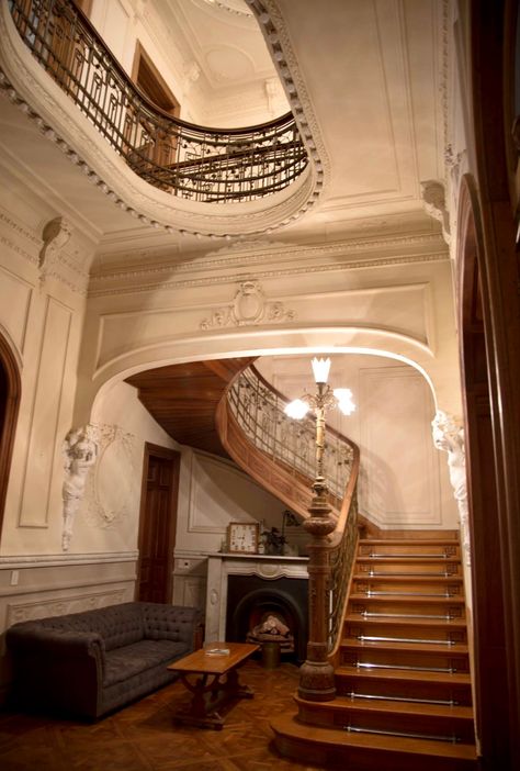 Old Vintage House Aesthetic, 1800s House Aesthetic, 1920s Mansion Interior, Victorian Apartment Exterior, Gilded Age Interior Design, Old Building Interior, 1800s House Interior, Old Homes Interior, Staircase Room