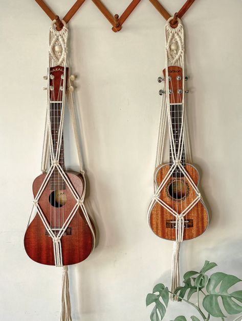 Macrame Ukulele Hanger, Ukulele Hanger, Modern Bohemian Decor, Boho Living Room Ideas, Boho Chic Living Room, Concert Ukulele, Boho Chique, Boho Interior Design, Hanger Decor