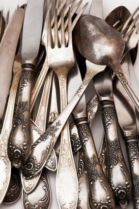 This is a guide about crafts using old silverware.In addition to the silverware wind chime, there are endless crafting possibilities for using old silverware. Old Silverware, Flatware Crafts, Recycled Silverware, Fork Art, Cutlery Art, Silverware Crafts, Fork Jewelry, Flatware Jewelry, Silverware Art