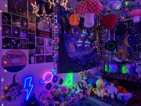 Alien Room Aesthetic, Space Themed Room Aesthetic, Aesthetic Retro Room, Room Aesthetic Retro, Maximalism Bedroom, Chaotic Room, Chaotic Room Aesthetic, Lana Del Rey Taylor Swift, Painted Records