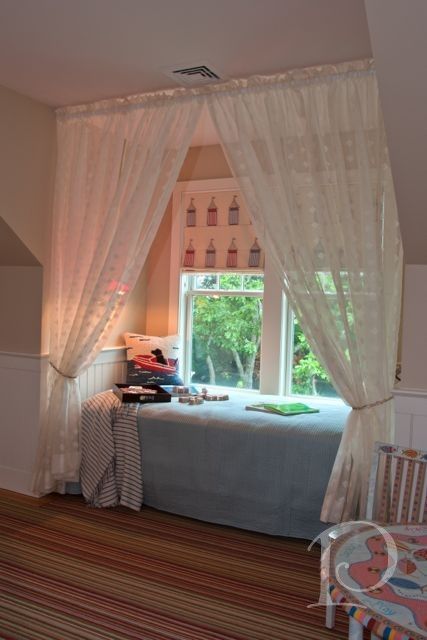 Window Seat Decorating Ideas, Window Seat Decor, Window Seat Bedroom, Teen Room Decor Ideas, Teenage Bedroom Decorations, Bay Window Bedroom, Cozy Hideaway, Bedroom Window Seat, Cozy Window Seat