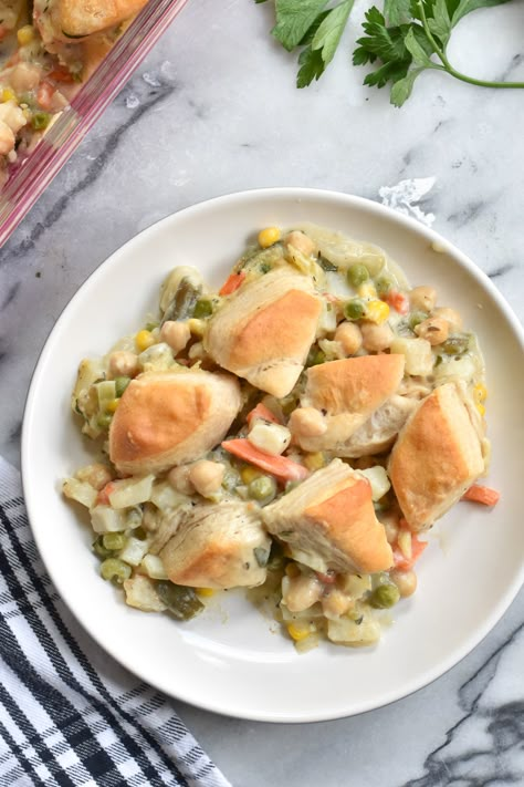 Biscuit Veggie Pot Pie - Thyme & Love Roast Leftover Recipes, Vegan Pot Pie Soup, Veggie Pot Pie Recipe, Vegan Pot Pie, Vegan Easy Recipes, Veggie Pot Pie, Vegan Pot Pies, Vegan Main Dish, Vegan Casserole