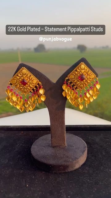 Punjabi Gold Earrings Designs, Punjabi Gold Earrings, Gold Punjabi Jewellery, Punjabi Gold Jewellery Set, Punjabi Jewellery, Punjabi Traditional Jewellery, Small Earrings Gold, Punjabi Style, Gold Jhumka