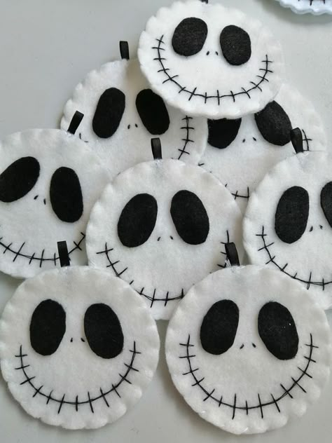 Halloween Felt Ornaments, Felt Halloween Ornaments, Couture Halloween, Halloween Felt Crafts, Fun Diy Halloween Decorations, Glass Spider, Spooky October, Idea For Halloween, Nightmare Before Christmas Decorations