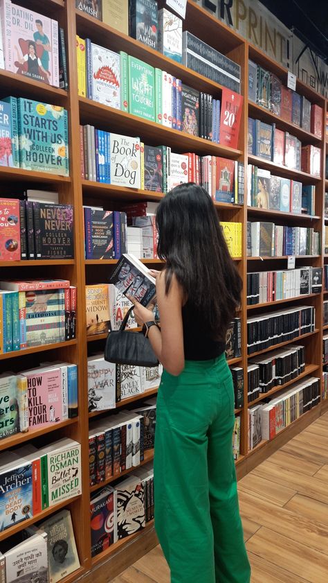 Aesthetic Bookstore Pictures, Bookstore Poses, Library Pose Ideas, Girl In Bookstore, Random Pictures Aesthetic, Buddha Background, College Stories, Bookstore Aesthetic, Fashion Store Design