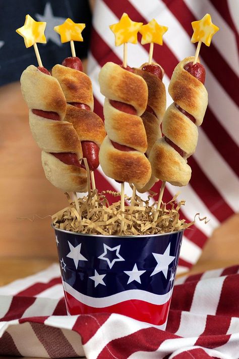 Get ready for Fourth of July with these adorable firecracker hot dogs, inspired by @Handmade in the Heartland, that are pretty much giant pigs in a blanket. They're party perfect and make for a great addition to any grilling spread. Firecracker Hot Dogs, Baked Hot Dogs, Memorial Day Foods, Patriotic Food, Fourth Of July Food, Hot Dog Recipes, Pigs In A Blanket, Dog Recipes, 4th Of July Party