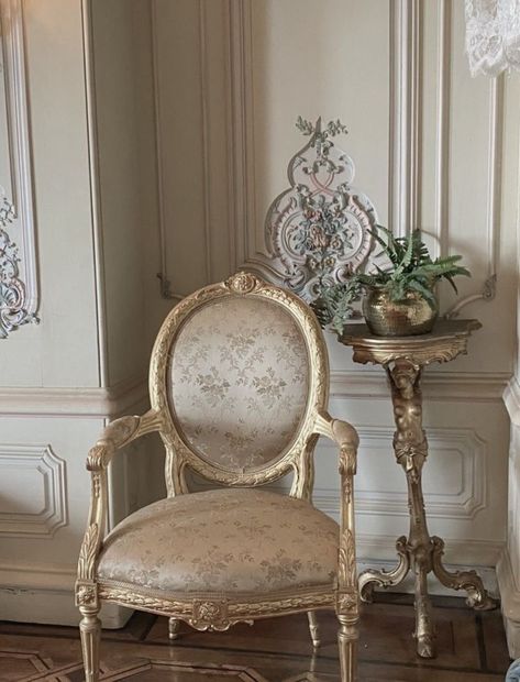 Bedroom Decor Aesthetic, Royal Chair, Royal Bedroom, Bedroom Decoration Ideas, Old Bathroom, Shabby Chic Living Room, Bathroom Red, Vintage Paris, Decor Aesthetic