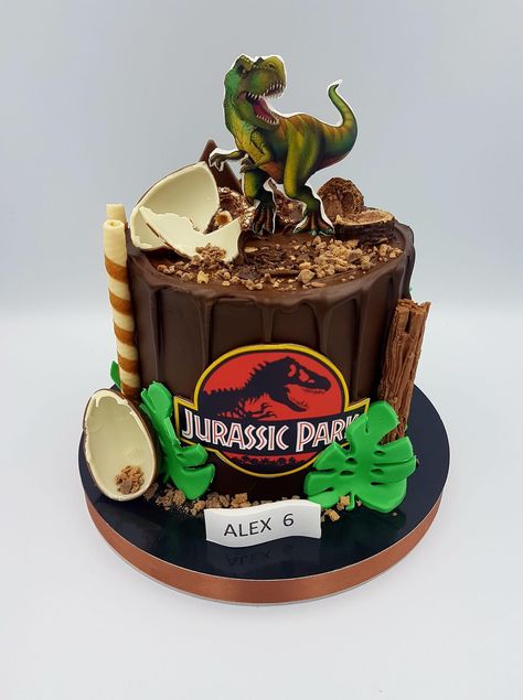 Jurrasic Park Cake Ideas, Velociraptor Birthday Party, Jurassic Birthday Cake, Jurassic Park Cake Ideas, Chocolate Dinosaur Cake, Jurassic Park Cake Birthdays, Jurrasic World Birthday Cake, Dinosaur Cake Ideas Boys, Pastel Jurassic World