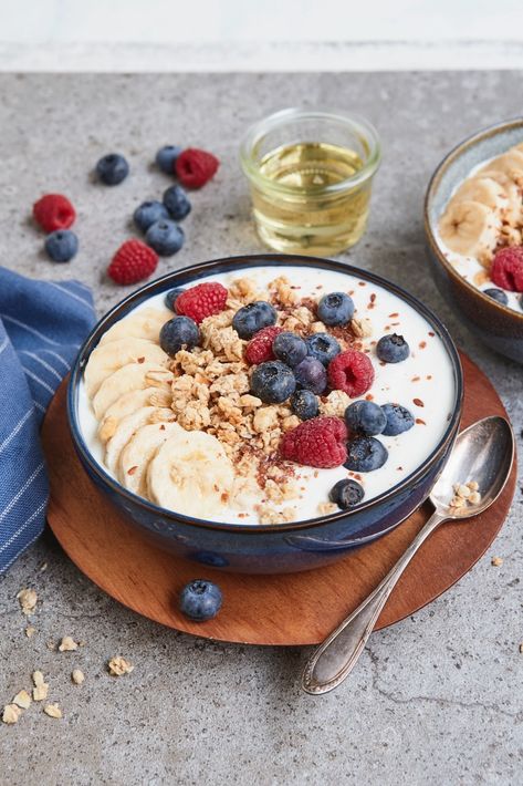 Energiegeladen in den Tag starten mit einer leckeren Joghurt-Bowl! Das Beste: Die Frühstücks-Bowl mit Beeren ist nicht nur total lecker, sondern sieht auch wunderbar aus. #joghurtbowl #frühstücksbowl #bowlrezepte #togo #veganebowls #veganerezepte #frühstück Porridge Bowl, Breakfast Bowl, Breakfast Ideas Healthy, Quick Easy Healthy Breakfast, Breakfast Bowls Recipe, Delicious Low Carb Recipes, Healthy Breakfast Recipes Easy, Yogurt Bowl, Low Carb Dinner