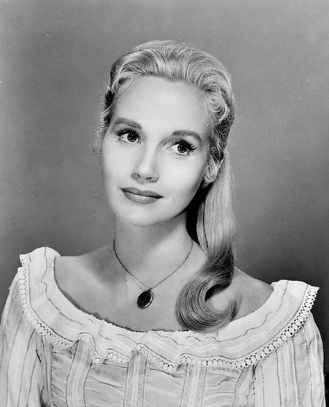 Eva Marie Saint: One of the Women With the Most Veteran Film Career ~ vintage everyday 60s Hollywood, 1950s Actresses, Retro Actress, Vintage Actors, Eva Marie Saint, Melinda Gates, Hitchcock Film, Portrait Reference, Bright Red Hair