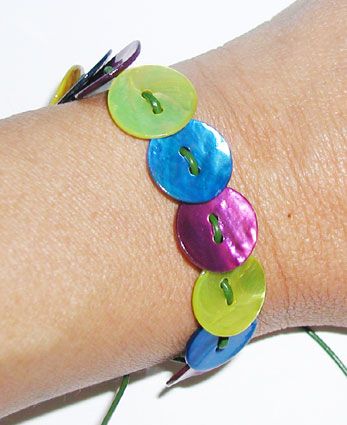 bijou de fête des mères créé par l'enfant Cadeau Parents, Earth Day Crafts, Button Bracelet, Fun Easy Crafts, Make Your Own Jewelry, Button Art, Button Jewelry, Button Crafts, Mothers Day Crafts