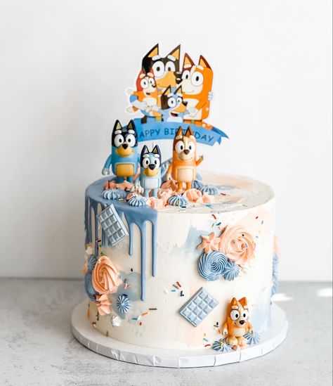 Modern and minimal take on the Bluey theme Bluey Birthday Cake, Fall Birthday Cakes, Bingo Cake, Fiesta Bluey, Bingo Birthday, Cake Designs For Kids, Pull Apart Cake, Backyard Birthday Parties, Girly Cakes