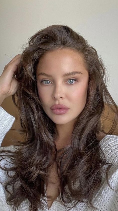 Old Money Makeup Look, Curly Hair Blue Eyes, Old Money Makeup, Stephanie Archer, Dark Brunette Hair, Natural Makeup Looks, Stylish Hair, Brunette Hair, Girls Makeup