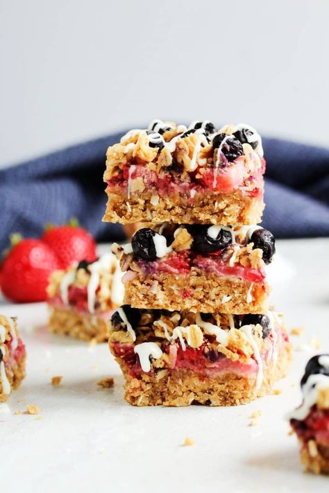 Healthy Red White and Blueberry Crumb Bars - Healthy Hacks Heart Healthy Desserts, Blueberry Crumb Bars, Recipe For A Crowd, Healthy Dessert Recipes Easy, Crumb Bars, Healthy Afternoon Snacks, Healthy Vegan Desserts, 4th Of July Desserts, Desserts For A Crowd