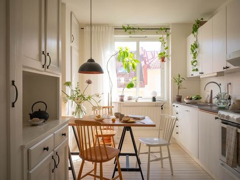 Calm Color Tones in a Light Scandinavian Studio Apartment 8 Scandinavian Studio Apartment, Scandinavian Studio, Light Green Walls, Light Wooden Floor, Calm Color Palette, Swedish Apartment, Scandinavian Apartment, Airbnb Design, Interior Design Images