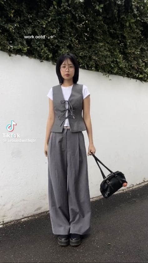 Fancy Professional Outfits, Clean Formal Outfit, La Office Style Work Outfits, Effortless Business Casual, Oversized Black Pants Outfit, Stocking With Skirt Outfit, Vietnamese Style Fashion, Outfit Sewing Ideas, Modern Vietnamese Clothing