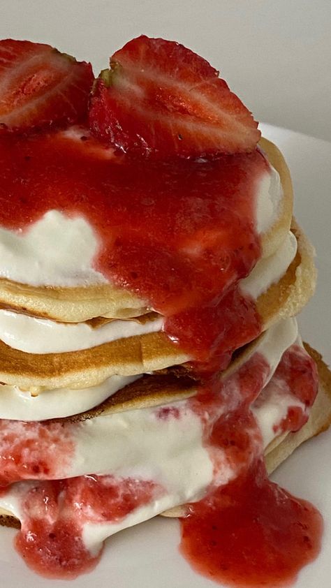 Strawberries And Cream Pancakes, Strawberry Pancakes Aesthetic, Pancakes Cake, Pancakes Aesthetic, Culinary Photography, Strawberry Pancakes, Bakery Foods, Food C, Strawberry Cakes