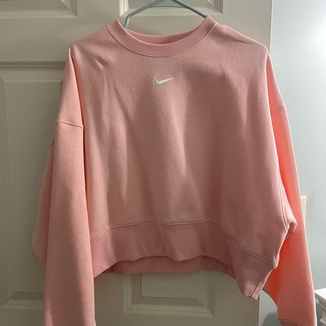 Brand New Never Worn Before Size Xs Pink Nike Sweatshirt, Sweaters Nike, Pink Sweatshirts, Pink Cropped Hoodie, Nike Light, Cute Nike Outfits, Light Pink Sweaters, Nike Sweaters, Sport Sweater