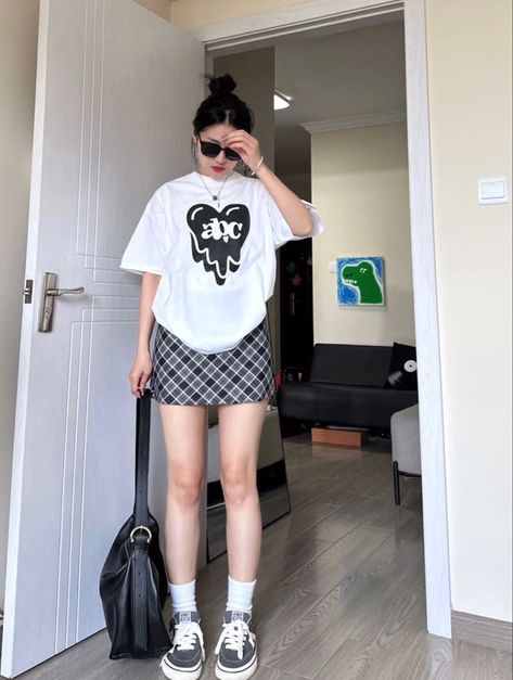 Skirt With Oversized Shirt, Vietnam Ootd, Vietnam Outfit, Shirt Skirt Outfit, Japan Outfits, Cool Girl Outfits, Everyday Casual Outfits, Cold Outfits, Aesthetic Halloween