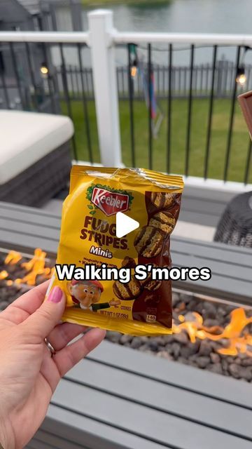 Trina H 🎉 Mom Blogger on Instagram: "Walking S’mores   How have I never tried these before?? Such a fun and less mess way to eat a s’more in a bag!  No more sticky fingers.  You know I had to try my favorite combination of fudge striped cookies, @ghirardelli caramel chocolate, and @stuffedpuffs carmel stuff marshmallows.  And it slapped!  Give s’mores in a bag a try this summer!  #walkingsmores #smores #campfiresmores #roastingmarshmallows #smoresbar" No Mess Smores, S’mores Alternative, S’mores Hack, Waffle Cone Smores Campfires, Smores Party Ideas Bonfires, Smores Set Up Party Ideas, Campfire Treats For Kids, S'mores On A Stick, Halloween S’mores Charcuterie