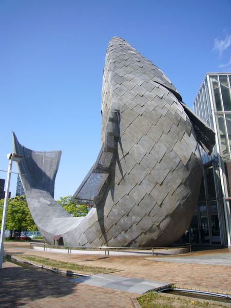 Frank Gehry sculpture in front of Fishdance Restaurant in Kobe, Japan. Description from pinterest.com. I searched for this on bing.com/images Frank Gehry Architecture, Gehry Architecture, Architecture Cool, Deconstructivism, Kobe Japan, Unusual Buildings, Frank Gehry, Interesting Buildings, Amazing Buildings